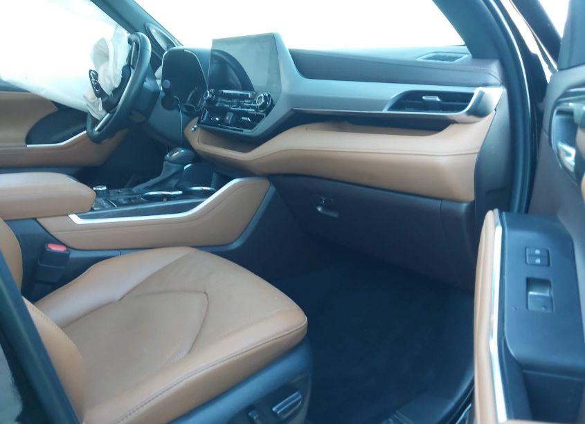 Photo 5 of 2022 Toyota Highlander PLATINUM (VIN 5TDFZRBH6NS256039)