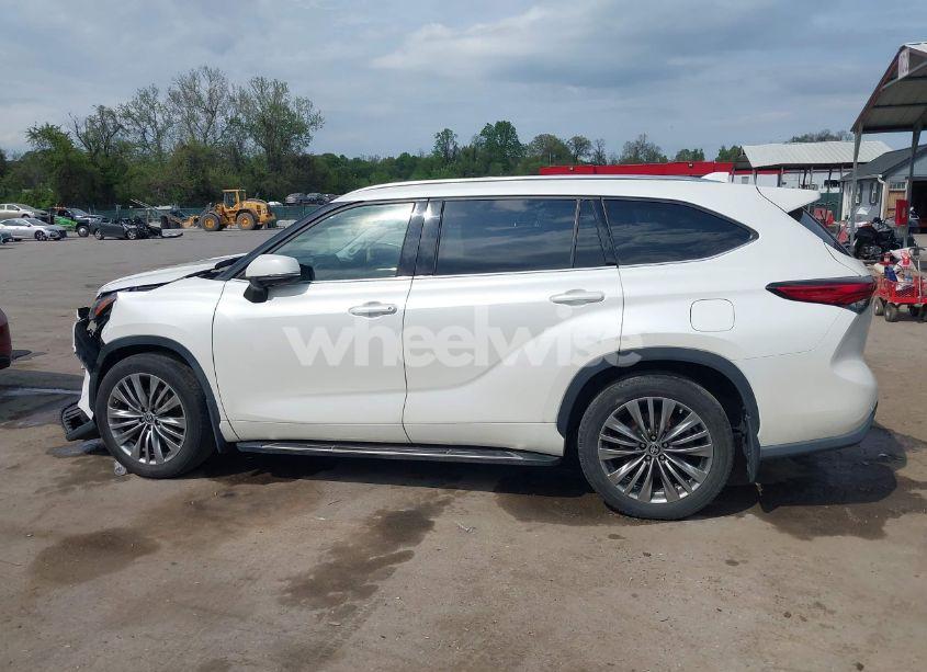 Photo 14 of 2021 Toyota Highlander PLATINUM (VIN 5TDFZRBH7MS109498)