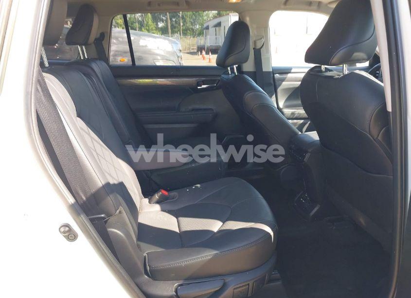 Photo 8 of 2021 Toyota Highlander PLATINUM (VIN 5TDFZRBH7MS109498)