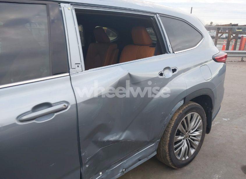 Photo 6 of 2021 Toyota Highlander PLATINUM (VIN 5TDFZRBH7MS123403)