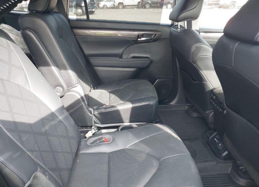 Photo 8 of 2021 Toyota Highlander PLATINUM (VIN 5TDFZRBH8MS148956)