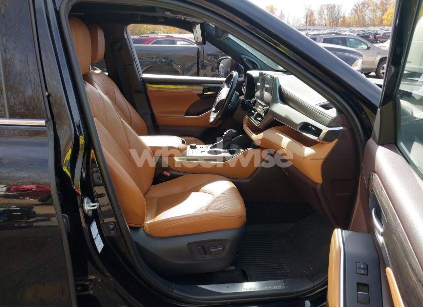 Photo 5 of 2020 Toyota Highlander PLATINUM (VIN 5TDFZRBHXLS003299)