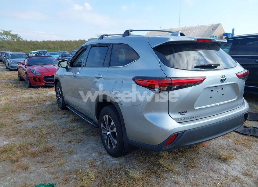 Photo 3 of 2021 Toyota Highlander HYBRID XLE (VIN 5TDGARAH3MS008231)