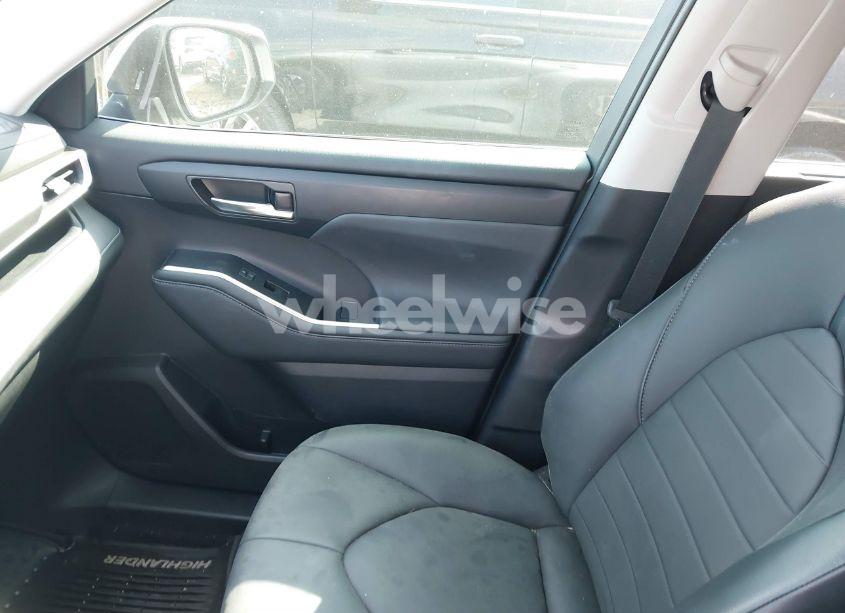 Photo 5 of 2021 Toyota Highlander HYBRID XLE (VIN 5TDGARAH3MS008231)