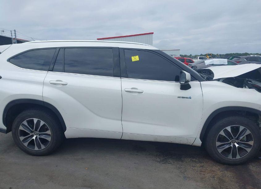 Photo 13 of 2020 Toyota Highlander HYBRID XLE (VIN 5TDGARAH4LS501298)