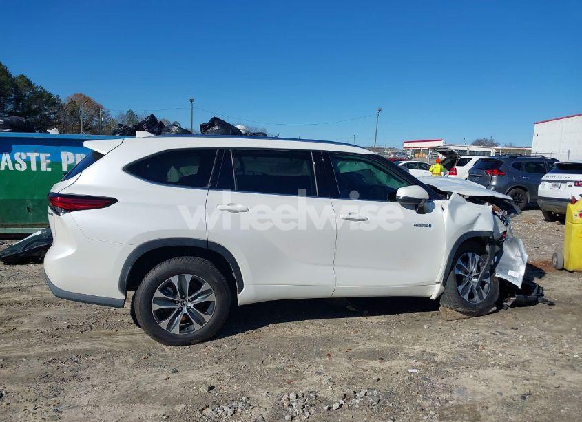Photo 13 of 2021 Toyota Highlander HYBRID XLE (VIN 5TDGARAH5MS503725)