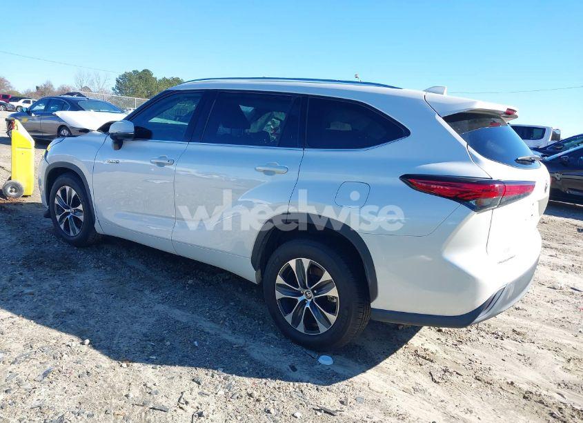Photo 3 of 2021 Toyota Highlander HYBRID XLE (VIN 5TDGARAH5MS503725)