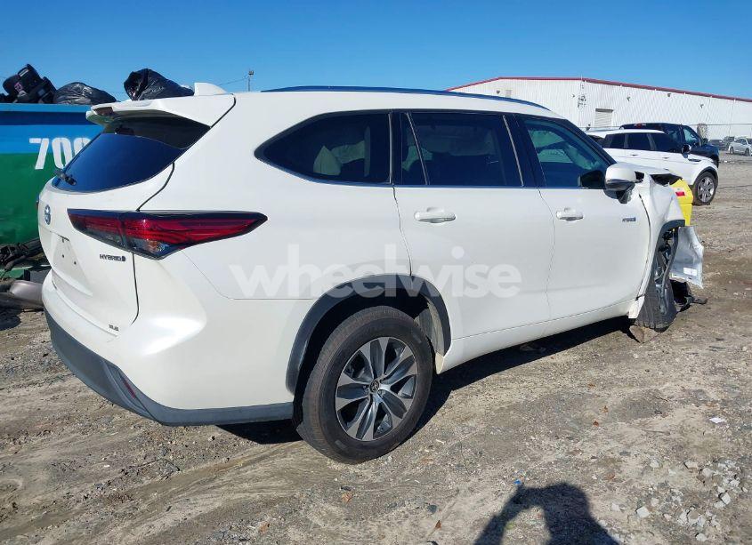 Photo 4 of 2021 Toyota Highlander HYBRID XLE (VIN 5TDGARAH5MS503725)