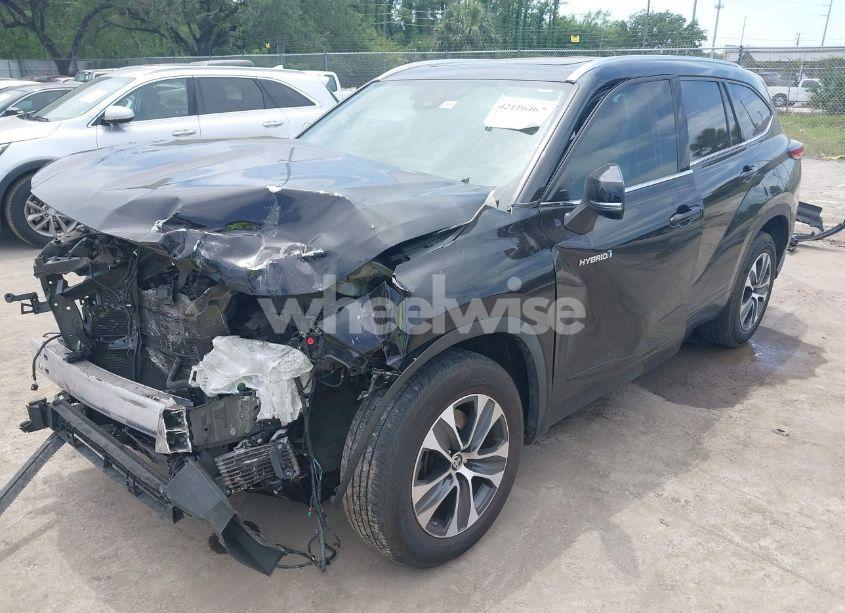 Photo 2 of 2021 Toyota Highlander HYBRID XLE (VIN 5TDGARAH7MS005039)