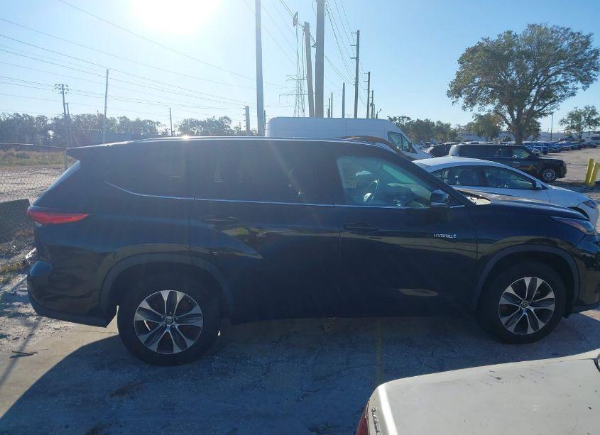 Photo 13 of 2021 Toyota Highlander HYBRID XLE (VIN 5TDGARAH7MS508568)
