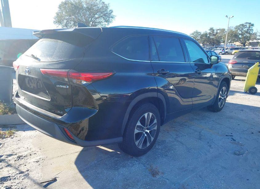 Photo 4 of 2021 Toyota Highlander HYBRID XLE (VIN 5TDGARAH7MS508568)
