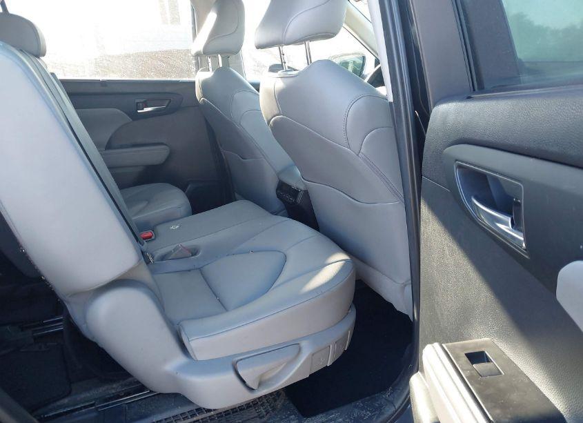 Photo 8 of 2021 Toyota Highlander HYBRID XLE (VIN 5TDGARAH7MS508568)