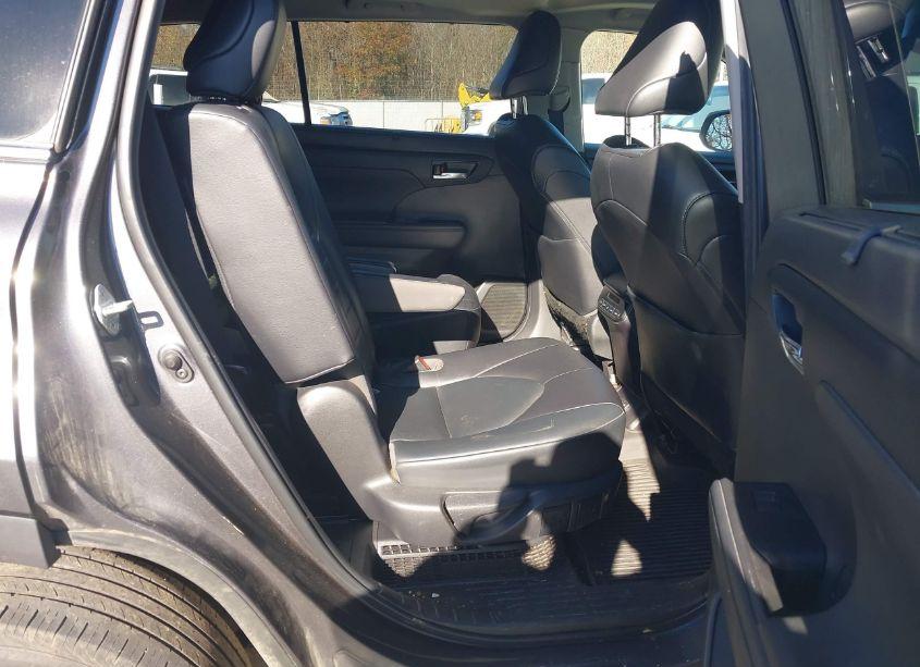 Photo 8 of 2022 Toyota Highlander HYBRID XLE (VIN 5TDGARAH7NS512153)