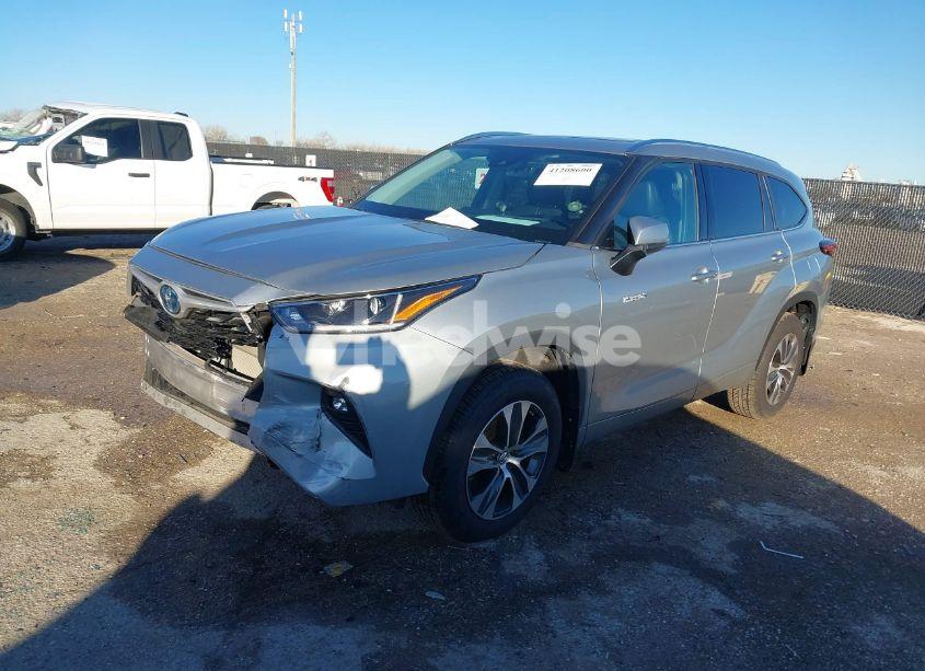 Photo 2 of 2021 Toyota Highlander HYBRID XLE (VIN 5TDGARAHXMS011062)
