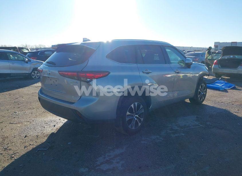Photo 4 of 2021 Toyota Highlander HYBRID XLE (VIN 5TDGARAHXMS011062)