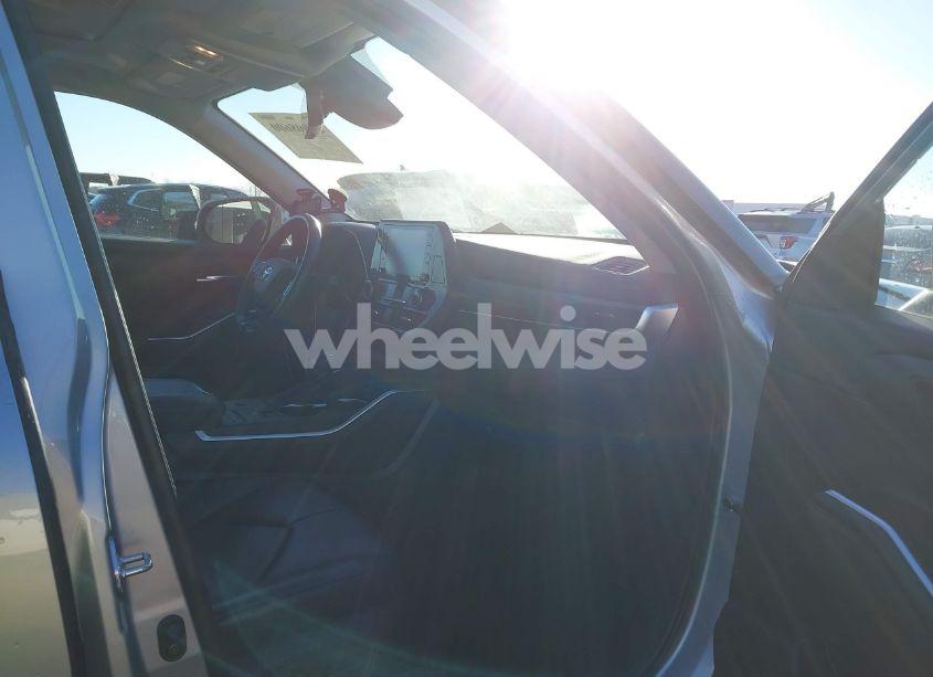 Photo 5 of 2021 Toyota Highlander HYBRID XLE (VIN 5TDGARAHXMS011062)