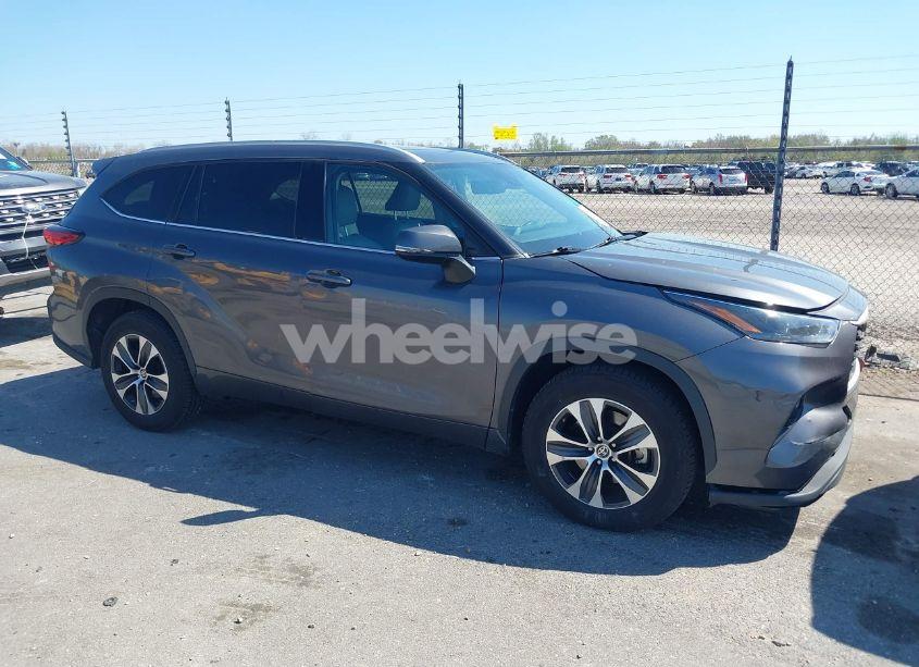 Photo 13 of 2022 Toyota Highlander HYBRID XLE (VIN 5TDGARAHXNS515323)