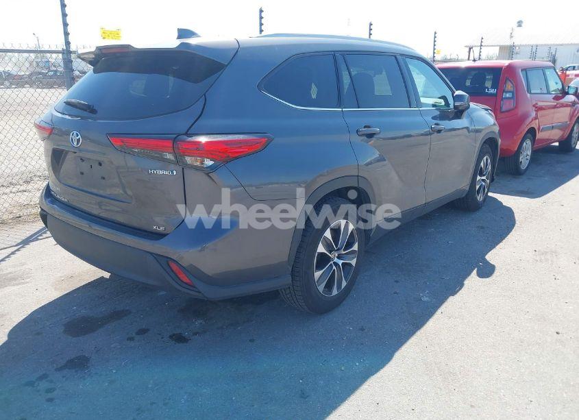 Photo 4 of 2022 Toyota Highlander HYBRID XLE (VIN 5TDGARAHXNS515323)