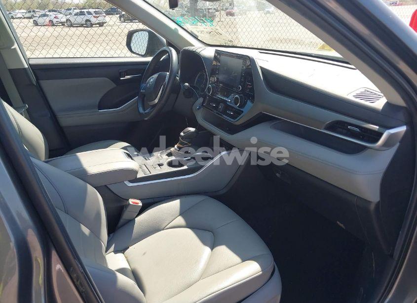 Photo 5 of 2022 Toyota Highlander HYBRID XLE (VIN 5TDGARAHXNS515323)