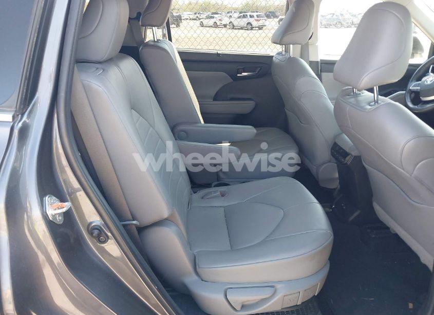 Photo 8 of 2022 Toyota Highlander HYBRID XLE (VIN 5TDGARAHXNS515323)