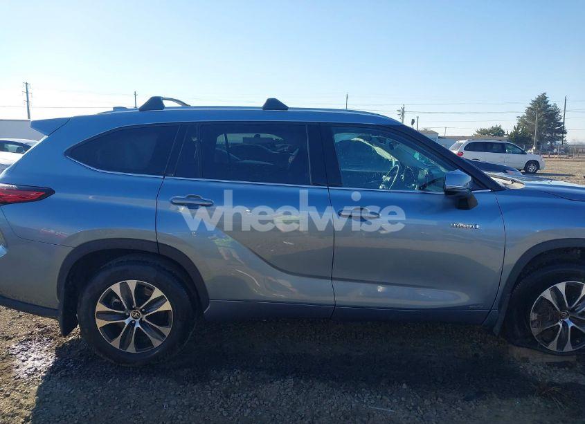 Photo 13 of 2021 Toyota Highlander HYBRID XLE (VIN 5TDGBRCH0MS065111)