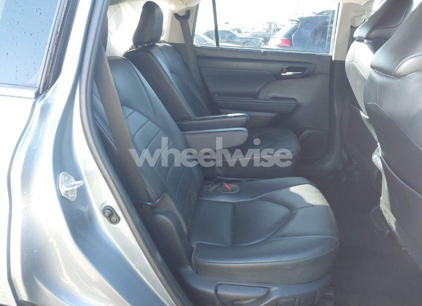 Photo 8 of 2021 Toyota Highlander HYBRID XLE (VIN 5TDGBRCH0MS065111)