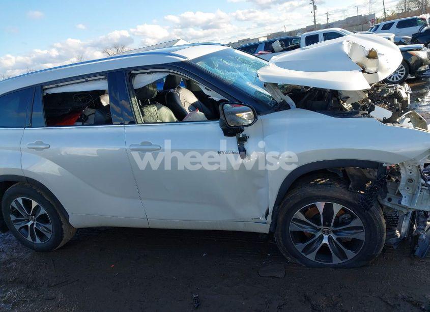 Photo 14 of 2020 Toyota Highlander HYBRID XLE (VIN 5TDGBRCH1LS507781)