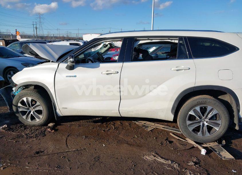 Photo 15 of 2020 Toyota Highlander HYBRID XLE (VIN 5TDGBRCH1LS507781)