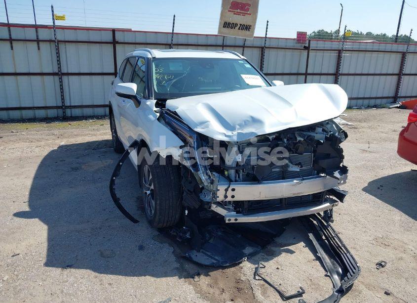2022 Toyota Highlander HYBRID XLE (VIN 5TDGBRCH1NS559043) main photo