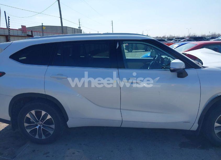 Photo 13 of 2022 Toyota Highlander HYBRID XLE (VIN 5TDGBRCH1NS559043)