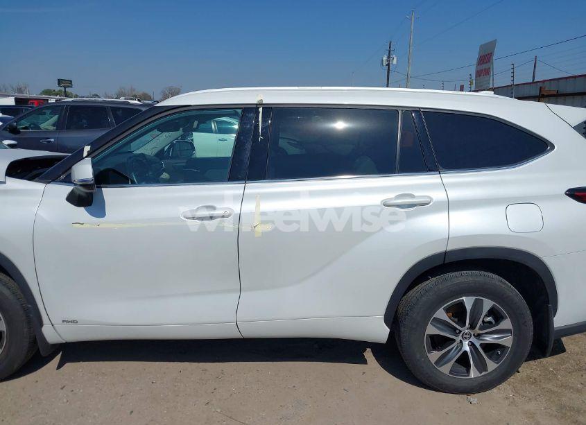 Photo 14 of 2022 Toyota Highlander HYBRID XLE (VIN 5TDGBRCH1NS559043)