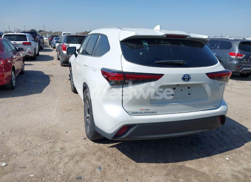 Photo 3 of 2022 Toyota Highlander HYBRID XLE (VIN 5TDGBRCH1NS559043)