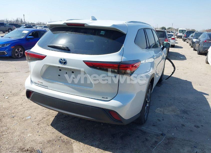 Photo 4 of 2022 Toyota Highlander HYBRID XLE (VIN 5TDGBRCH1NS559043)