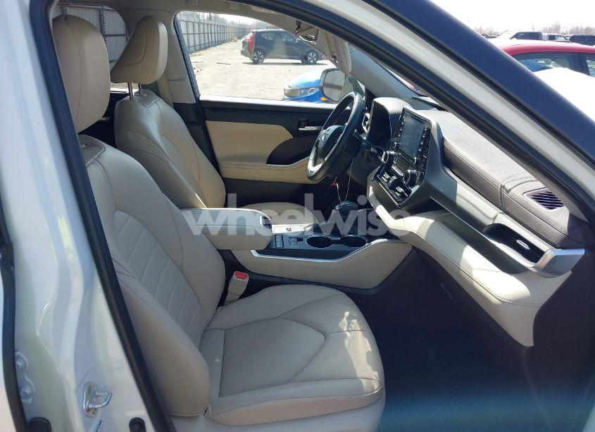 Photo 5 of 2022 Toyota Highlander HYBRID XLE (VIN 5TDGBRCH1NS559043)