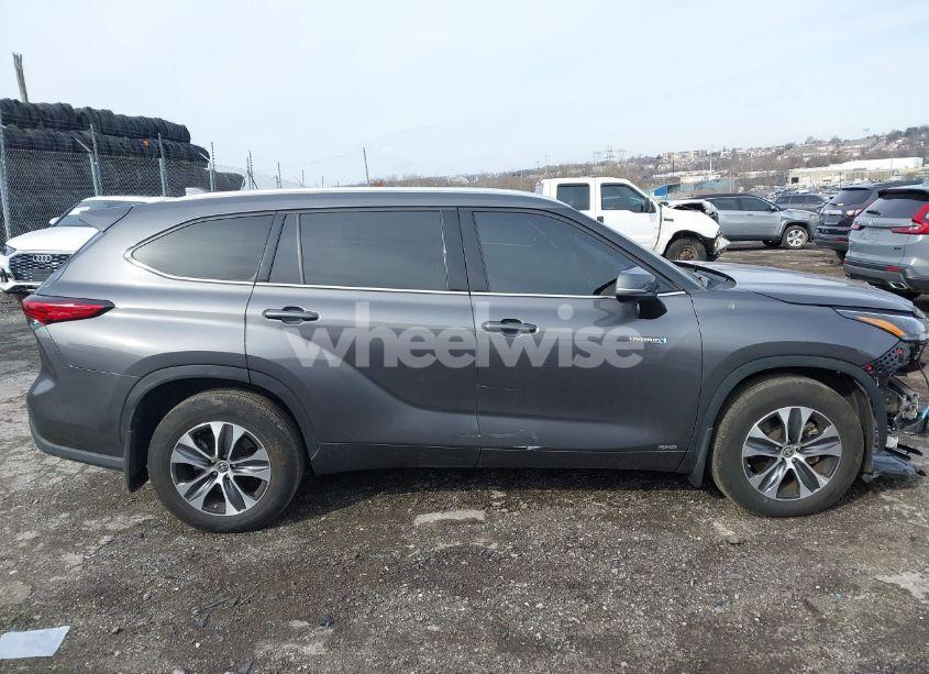 Photo 13 of 2021 Toyota Highlander HYBRID XLE (VIN 5TDGBRCH2MS038945)