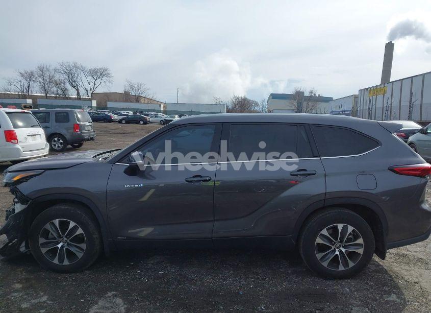 Photo 14 of 2021 Toyota Highlander HYBRID XLE (VIN 5TDGBRCH2MS038945)