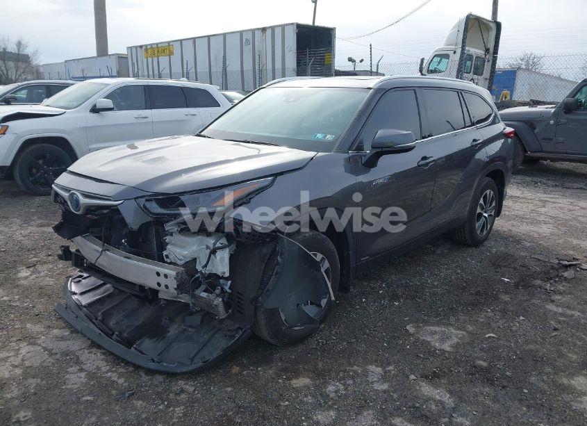 Photo 2 of 2021 Toyota Highlander HYBRID XLE (VIN 5TDGBRCH2MS038945)