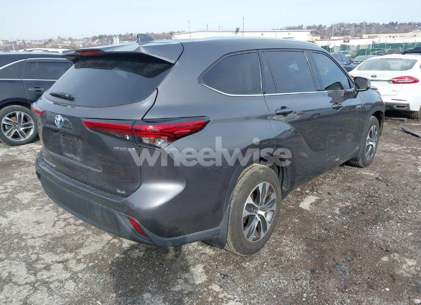Photo 4 of 2021 Toyota Highlander HYBRID XLE (VIN 5TDGBRCH2MS038945)