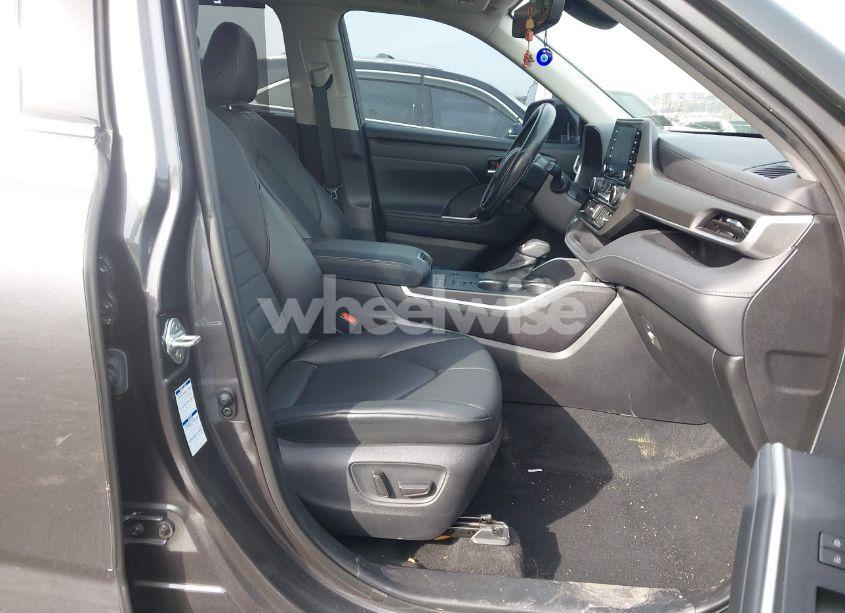 Photo 5 of 2021 Toyota Highlander HYBRID XLE (VIN 5TDGBRCH2MS038945)