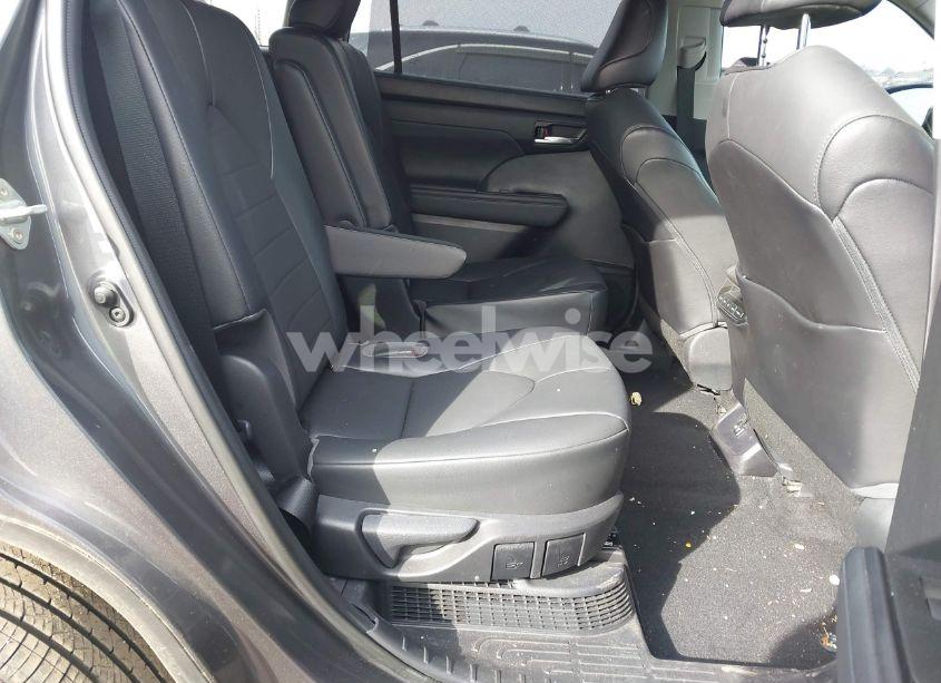 Photo 8 of 2021 Toyota Highlander HYBRID XLE (VIN 5TDGBRCH2MS038945)