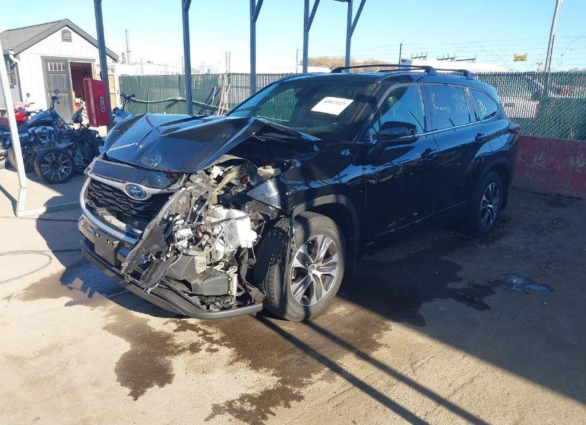 Photo 2 of 2022 Toyota Highlander HYBRID XLE (VIN 5TDGBRCH2NS545538)