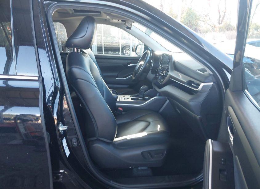 Photo 5 of 2022 Toyota Highlander HYBRID XLE (VIN 5TDGBRCH2NS545538)