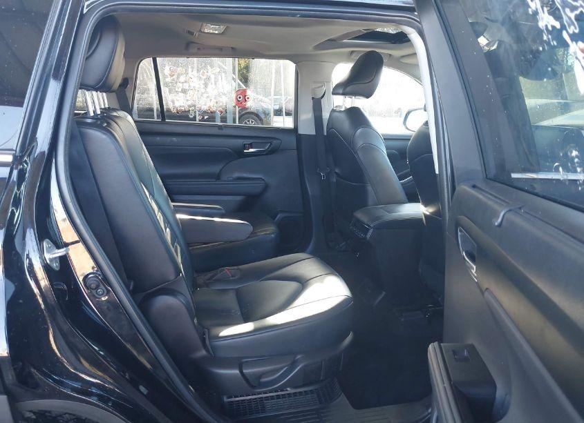 Photo 8 of 2022 Toyota Highlander HYBRID XLE (VIN 5TDGBRCH2NS545538)