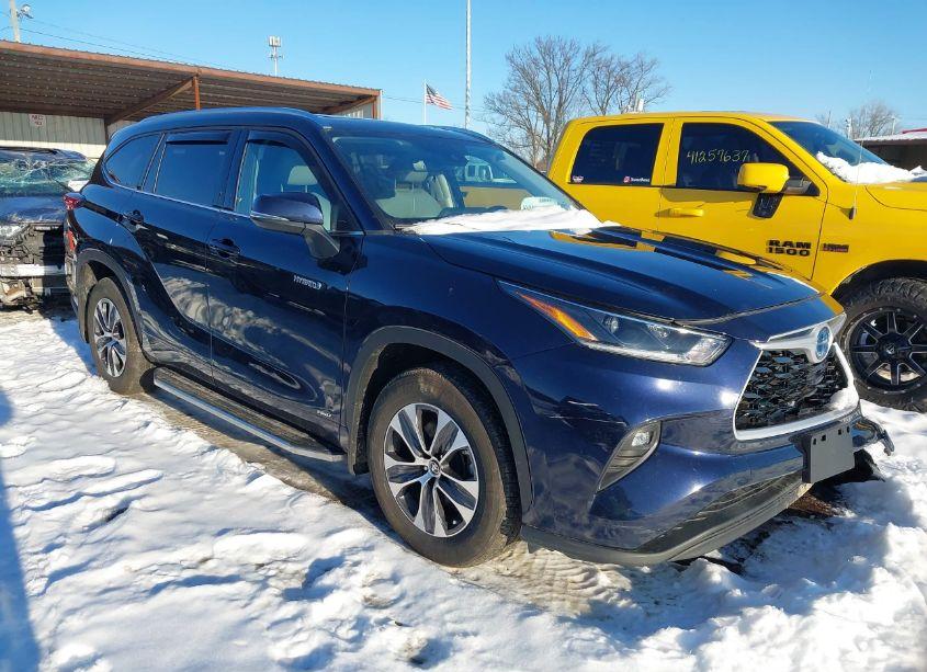 2021 Toyota Highlander HYBRID XLE (VIN 5TDGBRCH3MS536832) main photo