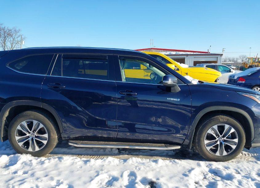 Photo 13 of 2021 Toyota Highlander HYBRID XLE (VIN 5TDGBRCH3MS536832)