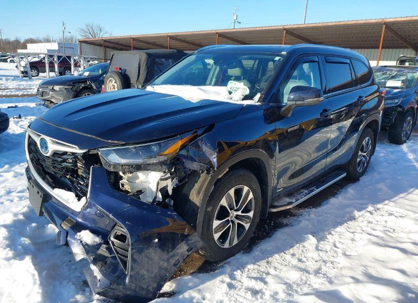 Photo 2 of 2021 Toyota Highlander HYBRID XLE (VIN 5TDGBRCH3MS536832)