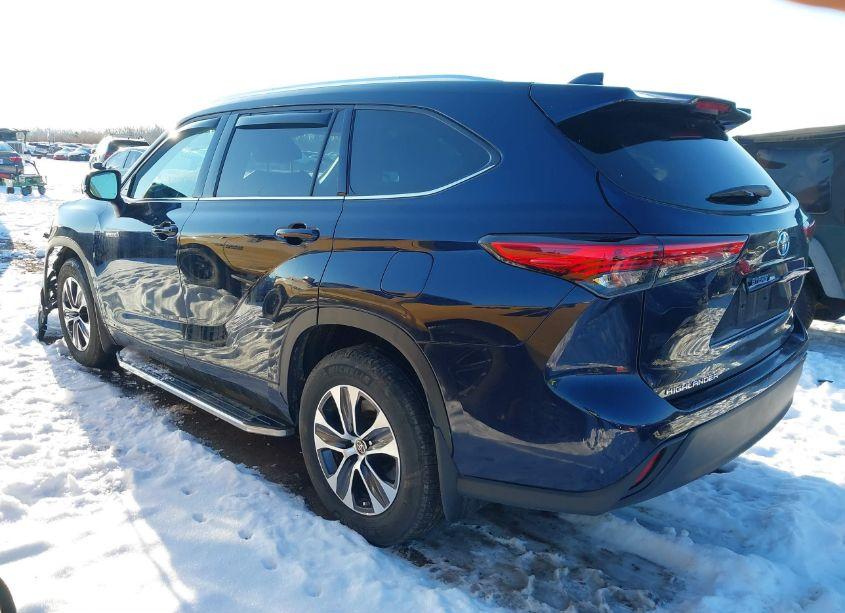 Photo 3 of 2021 Toyota Highlander HYBRID XLE (VIN 5TDGBRCH3MS536832)