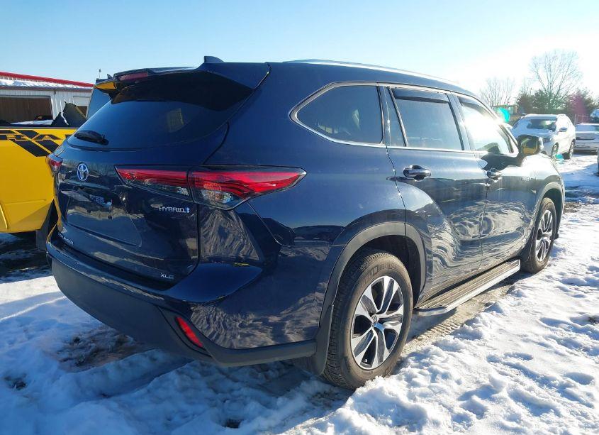 Photo 4 of 2021 Toyota Highlander HYBRID XLE (VIN 5TDGBRCH3MS536832)