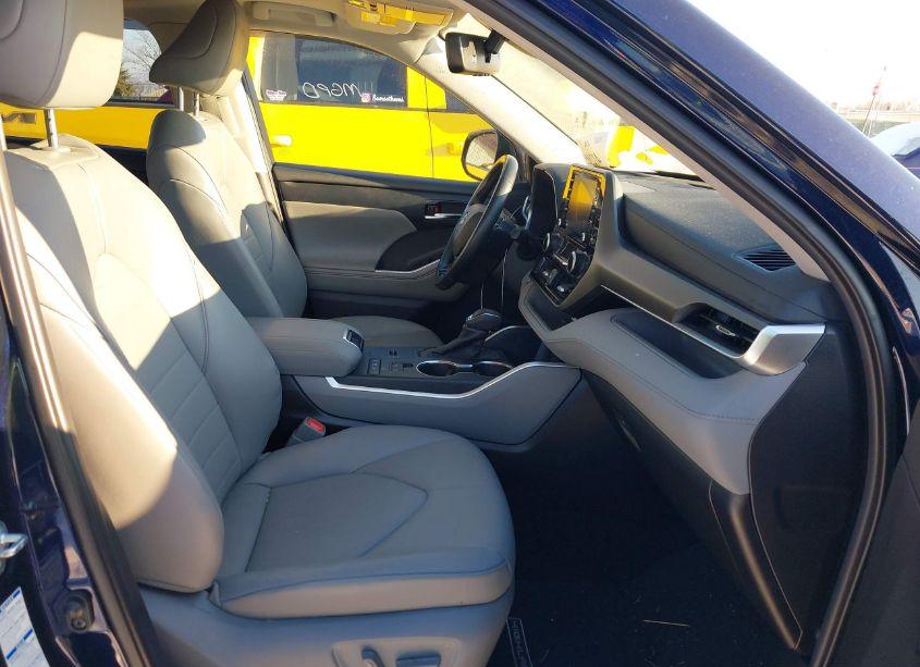 Photo 5 of 2021 Toyota Highlander HYBRID XLE (VIN 5TDGBRCH3MS536832)