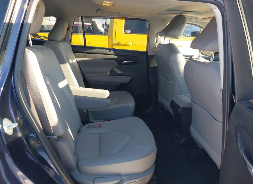 Photo 8 of 2021 Toyota Highlander HYBRID XLE (VIN 5TDGBRCH3MS536832)